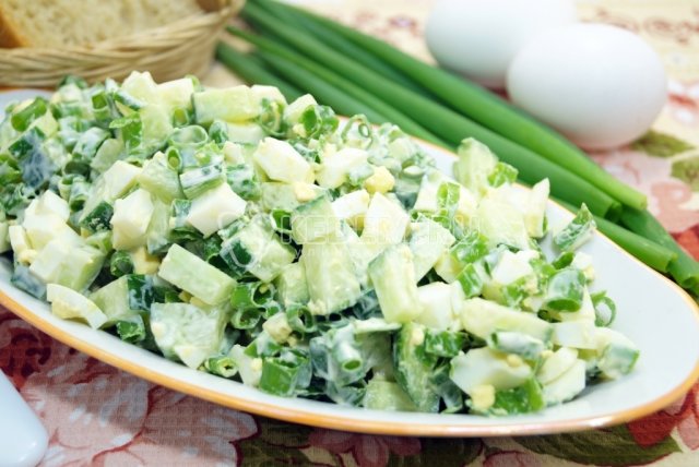 Салат с яйцом, зеленью и огурцом.