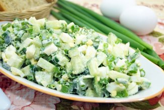 Салат из огурцов с яйцом и зеленью
