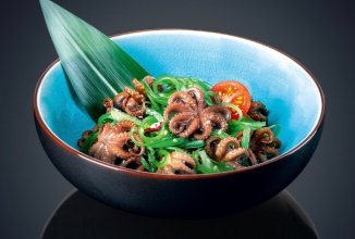 Салат с чукой и осьминогами