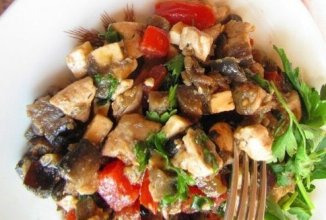 Салат-закуска из баклажан с курицей