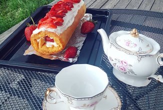 Бисквитный рулет с клубникой