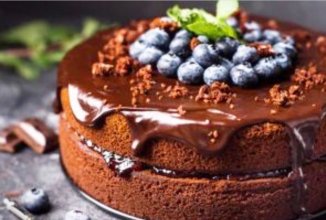 Шоколадный тортик с глазурью.