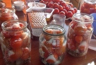 Засолка небольших помидор в литровые банки.