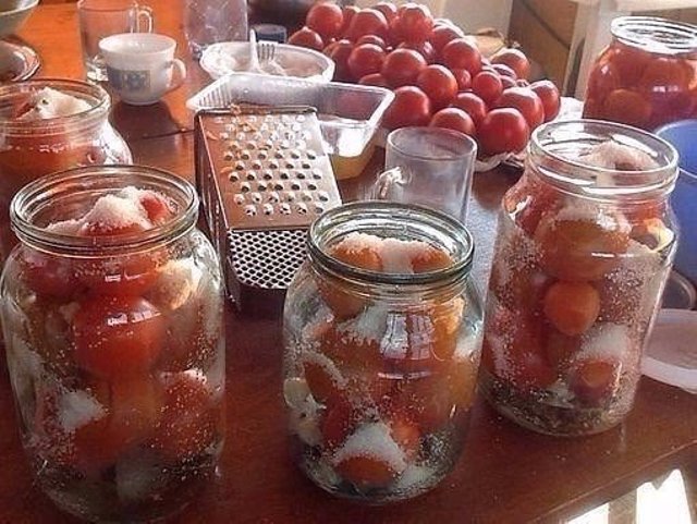 Засолка небольших помидор в литровые банки.