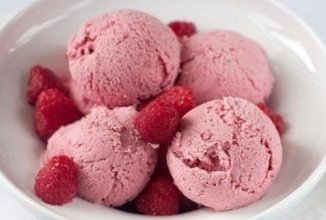 Сливочное малиновое мороженое