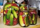 Маринованные огурцы с красной смородиной.