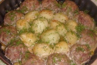 Котлетки с картошкой в сметанно-томатном соусе!