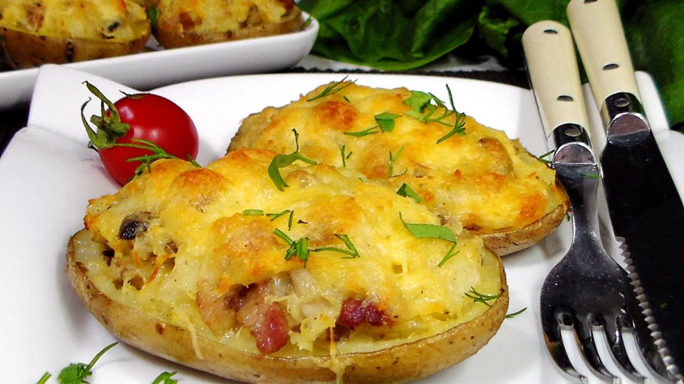 Картофельные лодочки с беконом и сыром запеченные в духовке