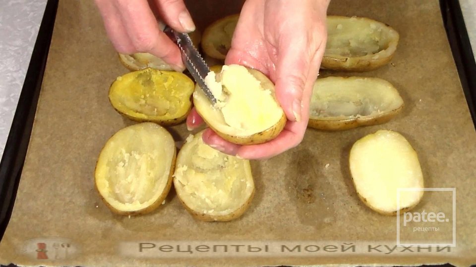 Картофельные лодочки с беконом и сыром запеченные в духовке - Шаг 11