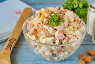 Салат с крабовыми палочками и сухариками