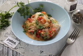 Овощные голубцы из пекинской капусты в сметанном соусе