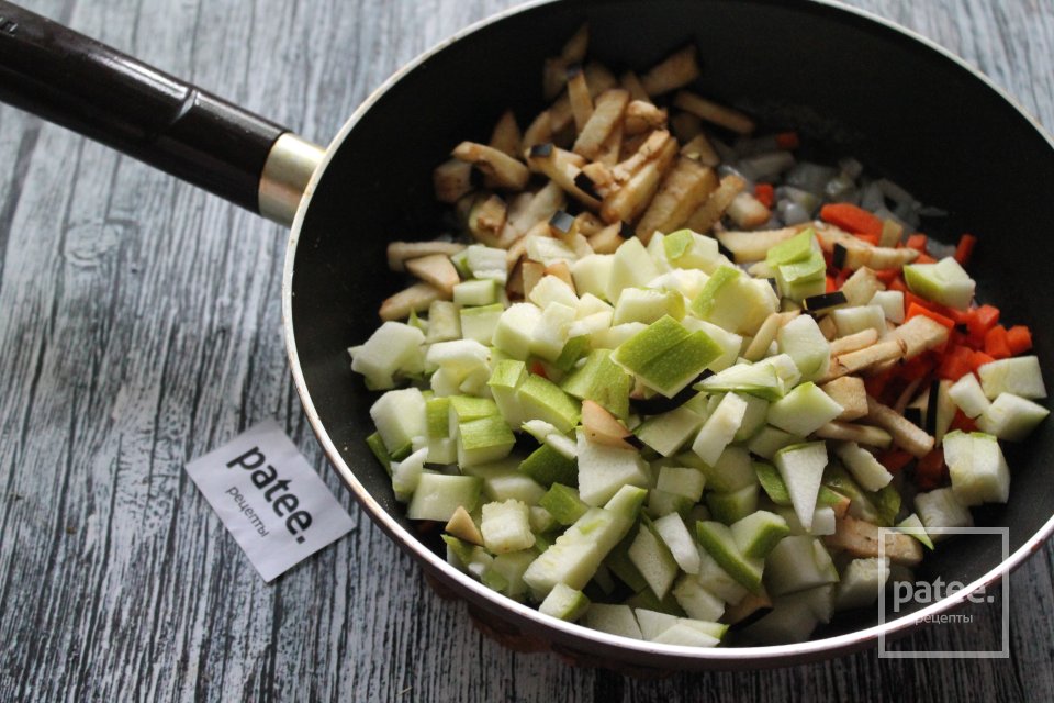 Овощные голубцы из пекинской капусты в сметанном соусе - Шаг 11