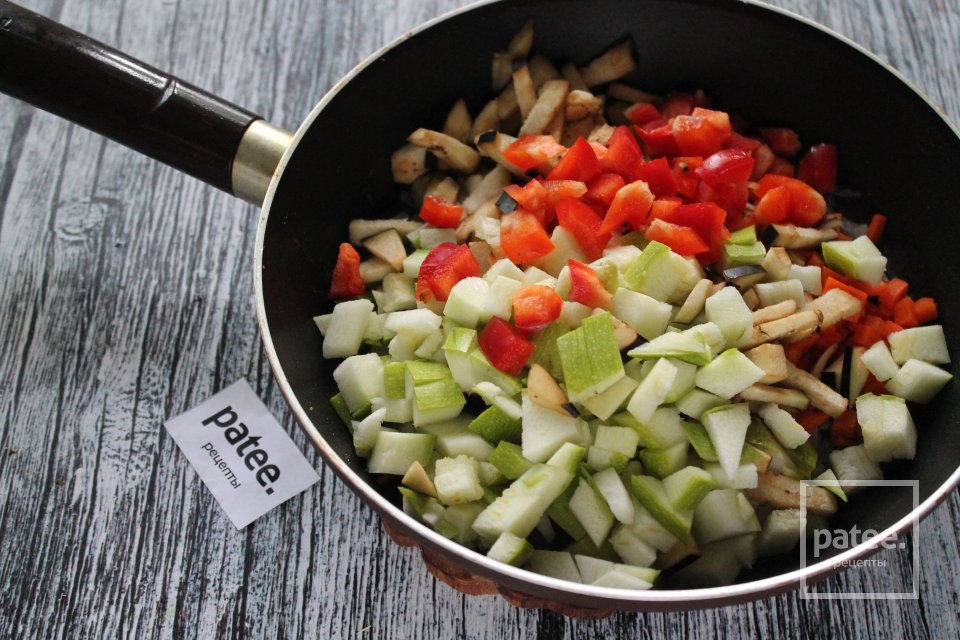 Овощные голубцы из пекинской капусты в сметанном соусе - Шаг 12