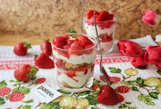 Десерт с клубникой и печеньем