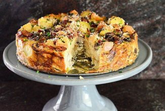 Картофельная запеканка с беконом и грибами