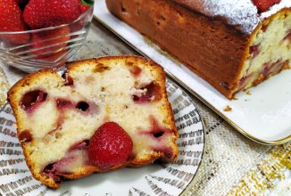 Кекс с клубникой