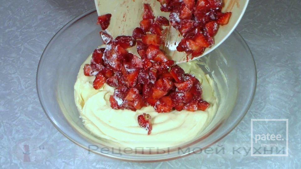Кекс с клубникой - Шаг 8