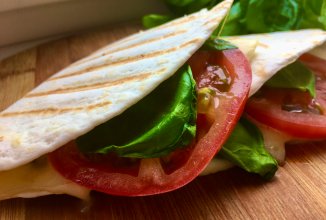 Овощная кесадилья с моцареллой  и сыром бри.