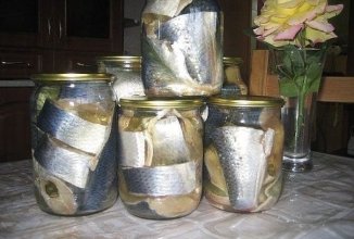 Соленая скумбрия или селедка.