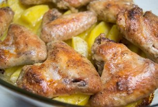 ​​Куриные крылья с овощами