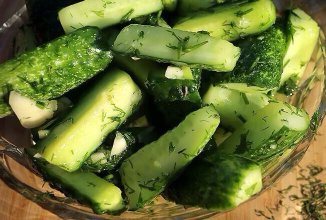 Малосольные огурцы в пакете