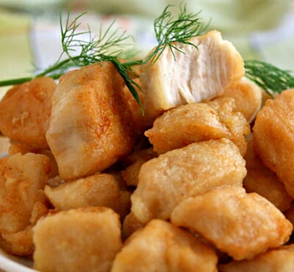 Подготовьте курицу, нарежьте ее кусочками.