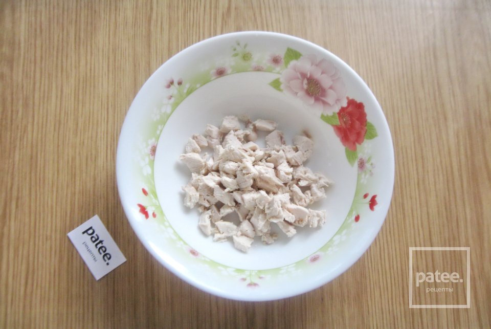 Салат с курицей, зеленым горошком и сыром - Шаг 2