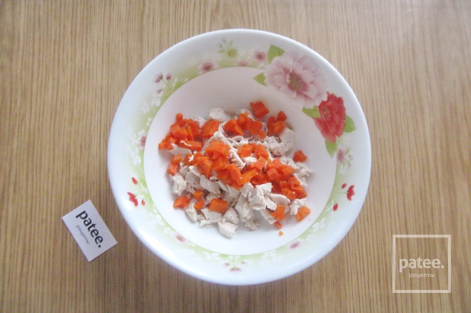 Салат с курицей, зеленым горошком и сыром - Шаг 3