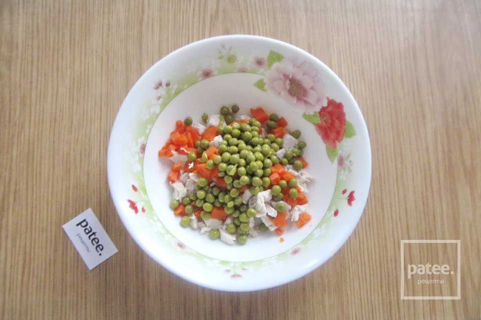 Салат с курицей, зеленым горошком и сыром - Шаг 4