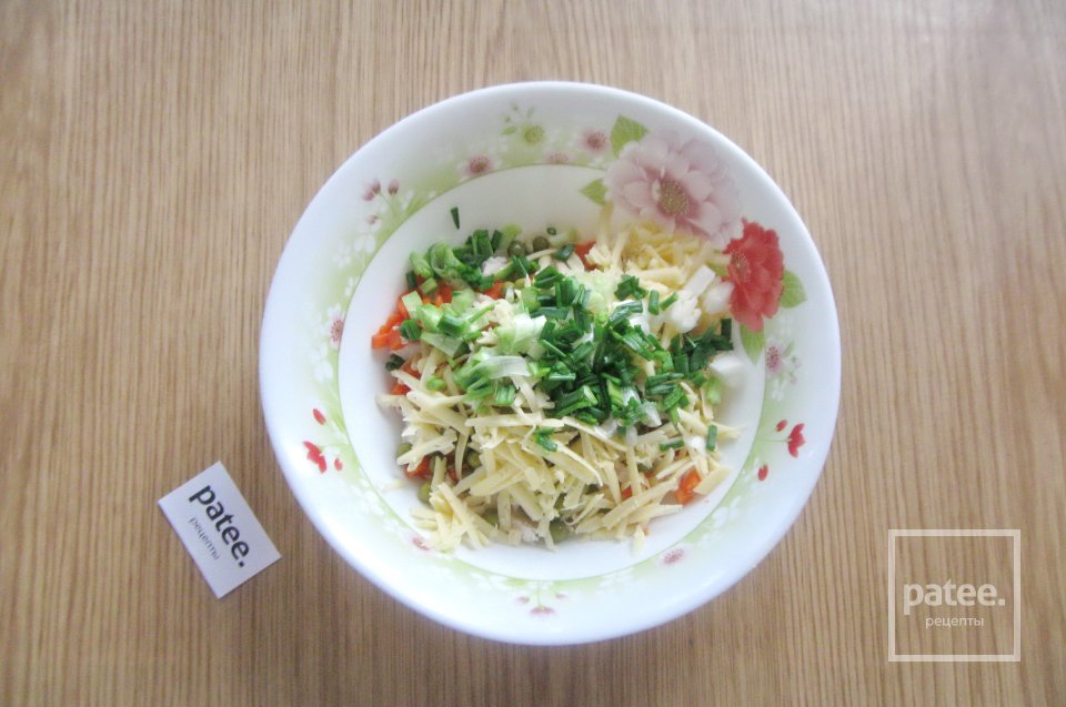 Салат с курицей, зеленым горошком и сыром - Шаг 6