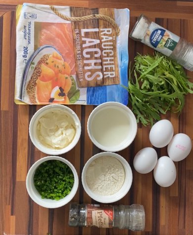 Яичные блинчики с сёмгой и рукколой 💚 - Шаг 1