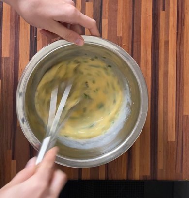 Яичные блинчики с сёмгой и рукколой 💚 - Шаг 2