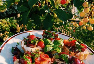 Брускетта с черешней и рикоттой ♥️🇮🇹