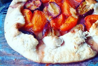 Кростата со сливами, абрикосами и имбирем