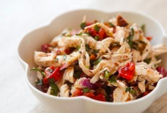 Куриныйсалат с обжаренным сладким перцем и миндалем