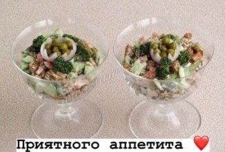 Салат с сухариками и копченой колбасой