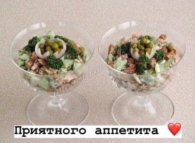 Салат с сухариками и копченой колбасой