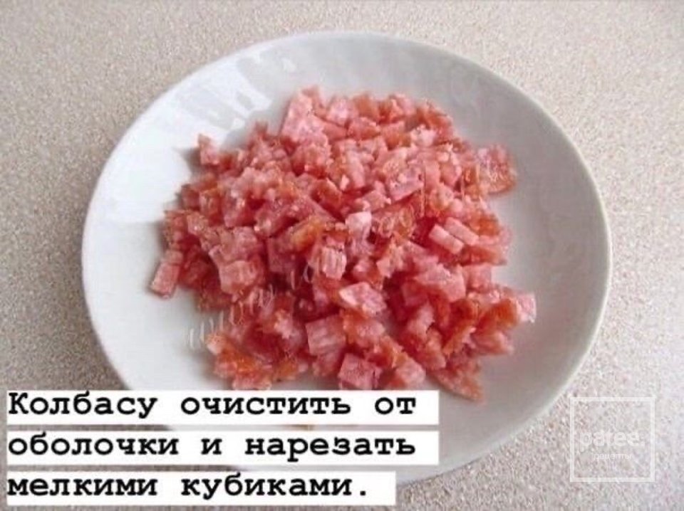 Салат с сухариками и копченой колбасой - Шаг 2