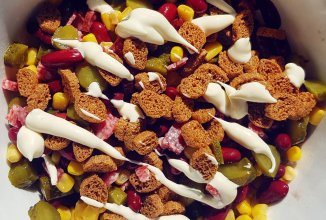 Салат с касной фасолью, кукурузой и ржаными сухарями