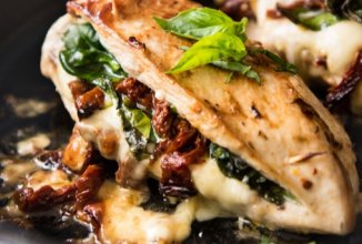 Курица, фаршированная сыром и вялеными томатами