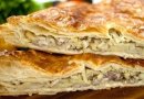 Пирог из слоеного теста и курицы