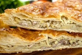 Пирог из слоеного теста и курицы