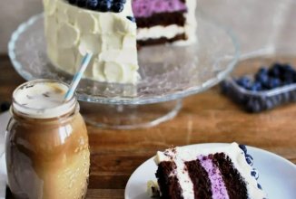 Шоколадный торт с черничным муссом