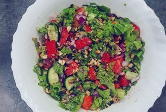 Салат из помидоров, болгарского перца и орехов