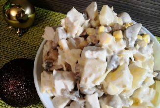 Салат с курицей, шампиньонами и ананасами