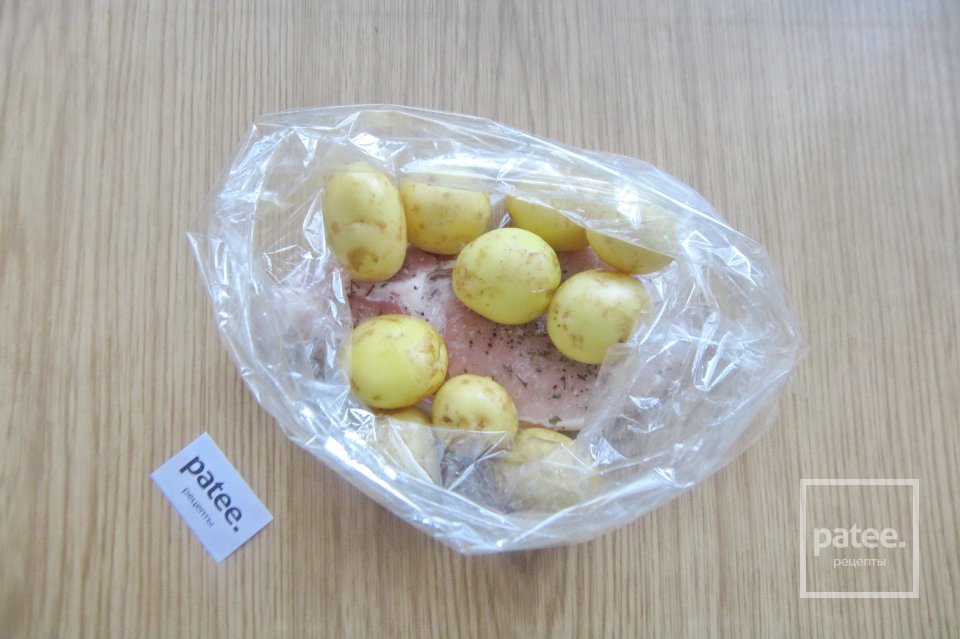 Свиная корейка с молодым картофелем в духовке - Шаг 6