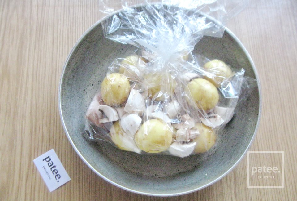 Свиная корейка с молодым картофелем в духовке - Шаг 9