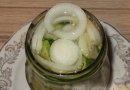 Огурцы маринованные, резаные с луком.