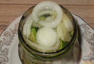 Огурцы маринованные, резаные с луком.