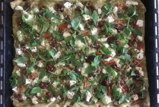 Фокачча из слоенного тесто с сыром🧀 Фета и рукколой🥬на быструю руку🌝